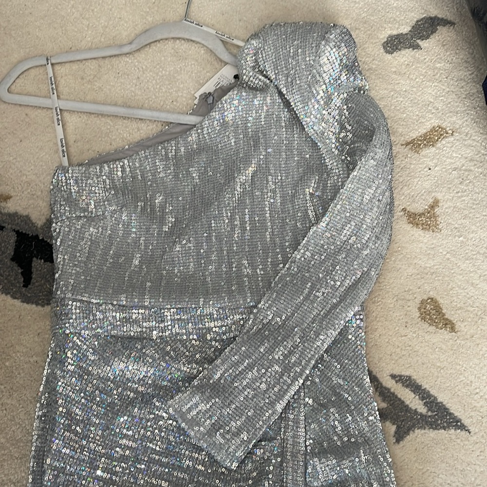 Brand new LAVISH ALICE POWER SHOULDER PLEATED SEQUIN MIDI DRESS